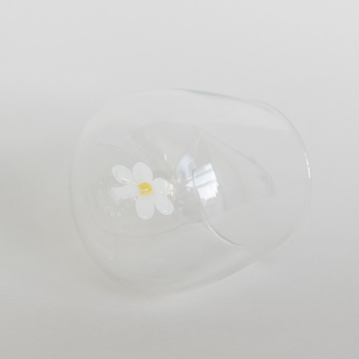 Figurglas Daisy mit weißer Blume und gelbem Blütenzentrum, transparentes Trinkglas