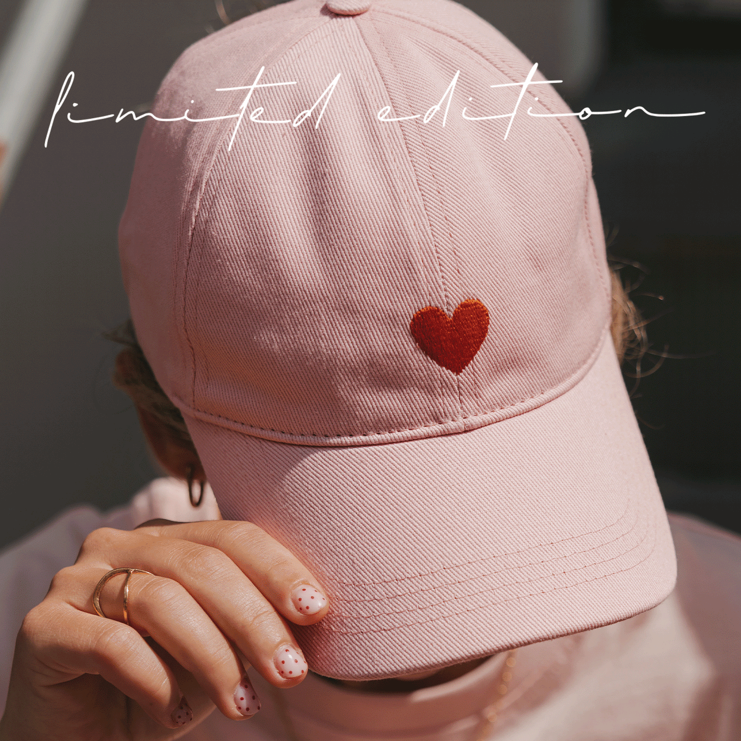 Rosa Cap mit roter Herz- und Oh Happy Day-Stickerei aus verschiedenen Perspektiven und in sommerlichen Lifestyle-Szenen