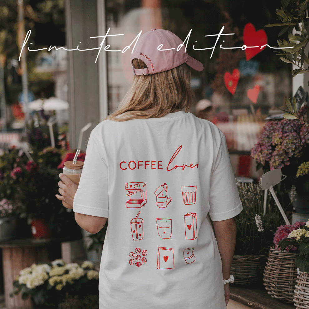 Animierte Bildfolge des weißen Shirts mit rotem Aufdruck in sommerlichen Lifestyle-Szenen