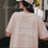 Animierte Bildfolge des rosa Shirts mit weißem Druck in sommerlichen Lifestyle-Szenen