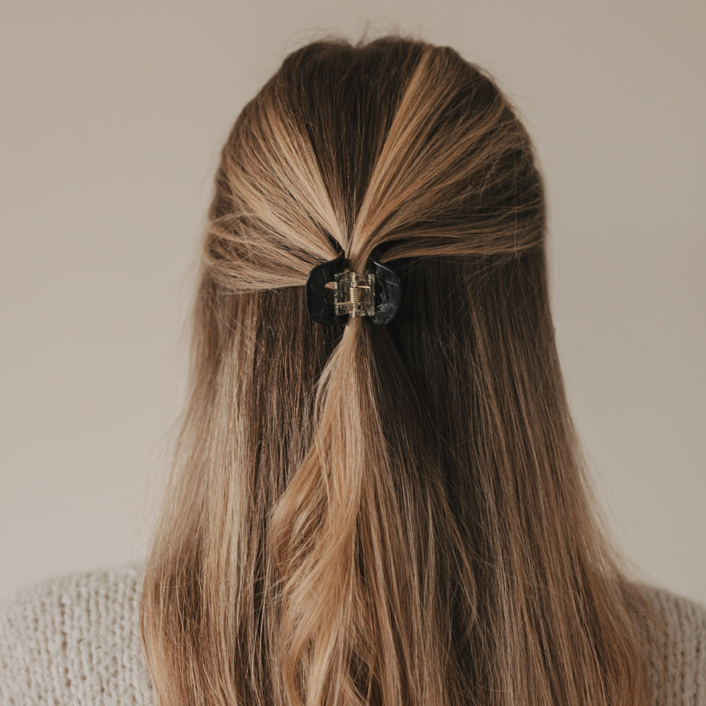 Haarspange klein Herz Night hält halboffene Frisur stilvoll zusammen