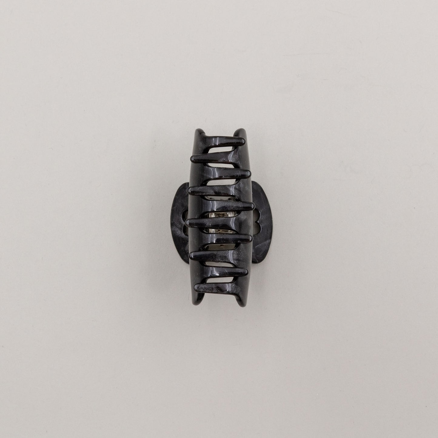 Haarspange "Night" in Draufsicht, zeigt Herz-Detail am Griff und leicht schimmernde Oberfläche.