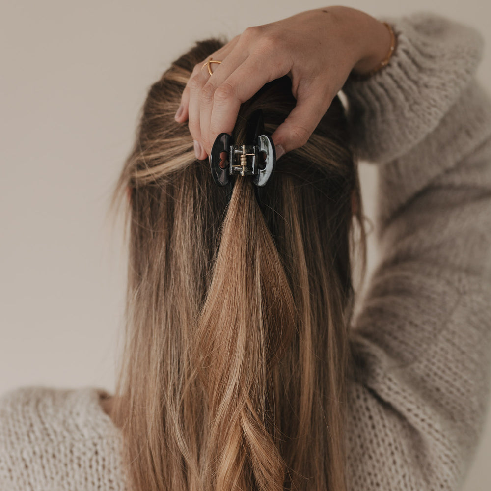 Große Haarspange Herz night fixiert Haare in lockerer Half-Up-Frisur