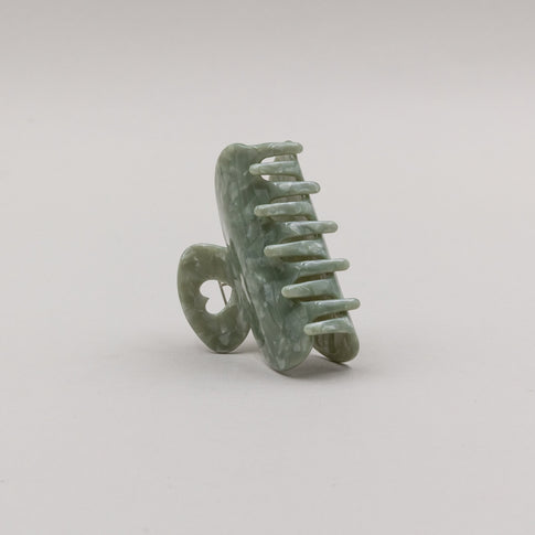 Große Haarspange Jade in elegantem Grün mit Herzdetail, Seitenansicht der geöffneten Spange auf hellem Untergrund