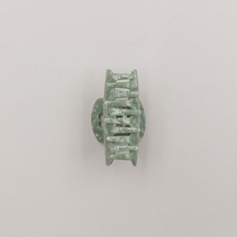 Große grüne Haarspange Jade mit Herzdetail in Draufsicht – klarer Blick auf geschwungene Form und Zähne