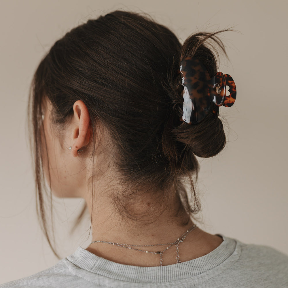 Seitenansicht der großen Haarspange Herz Amber im Haar