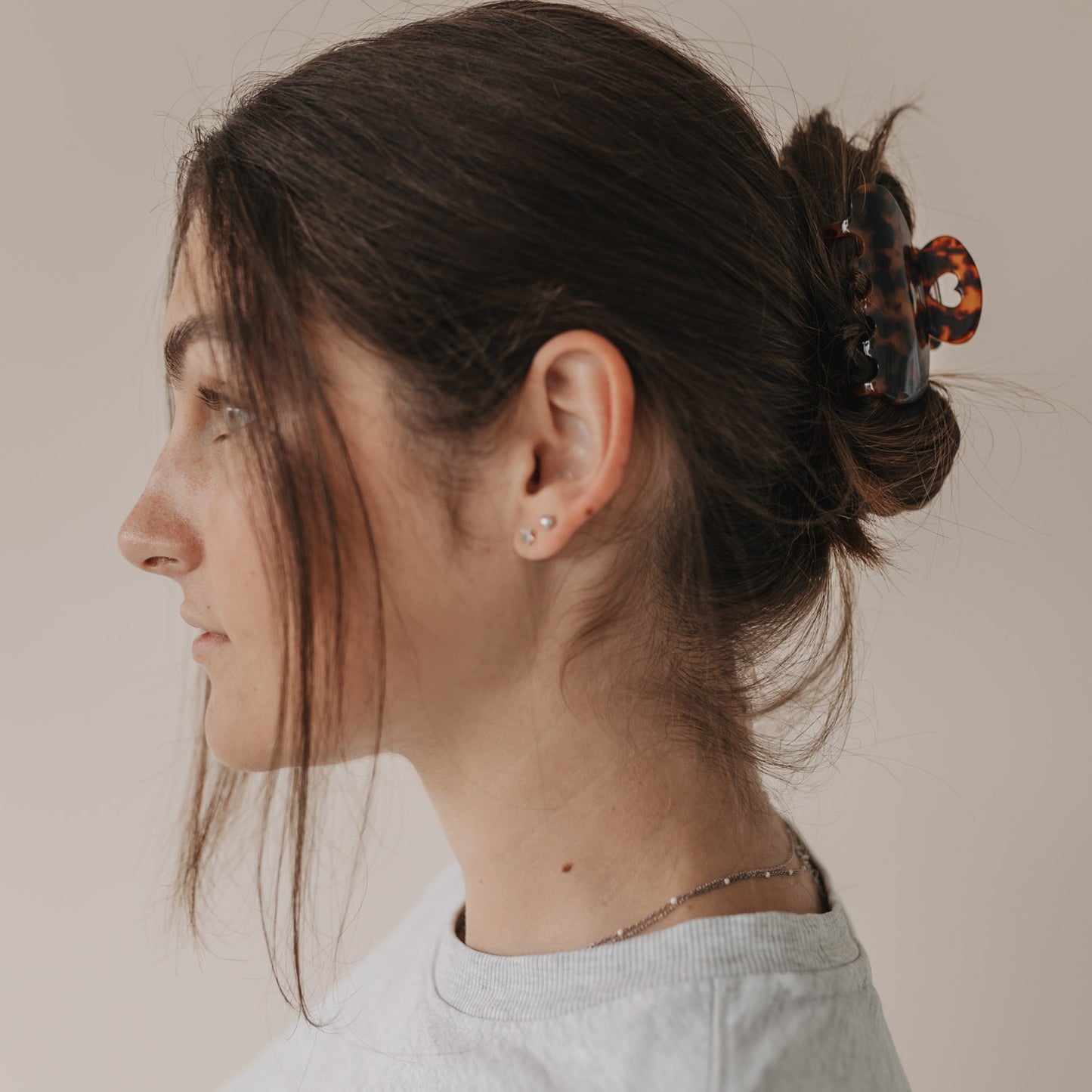  Haarspange Herz Amber aus Profilansicht im hochgesteckten Haar