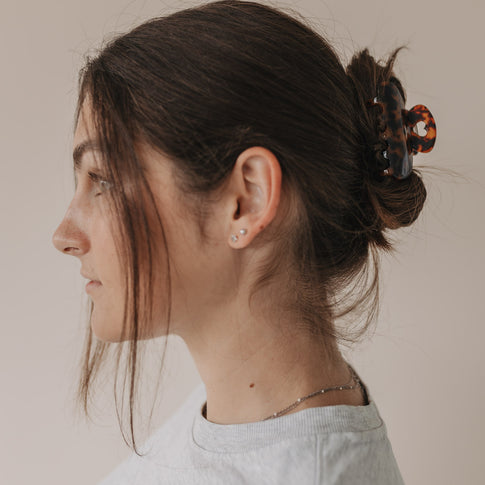  Haarspange Herz Amber aus Profilansicht im hochgesteckten Haar