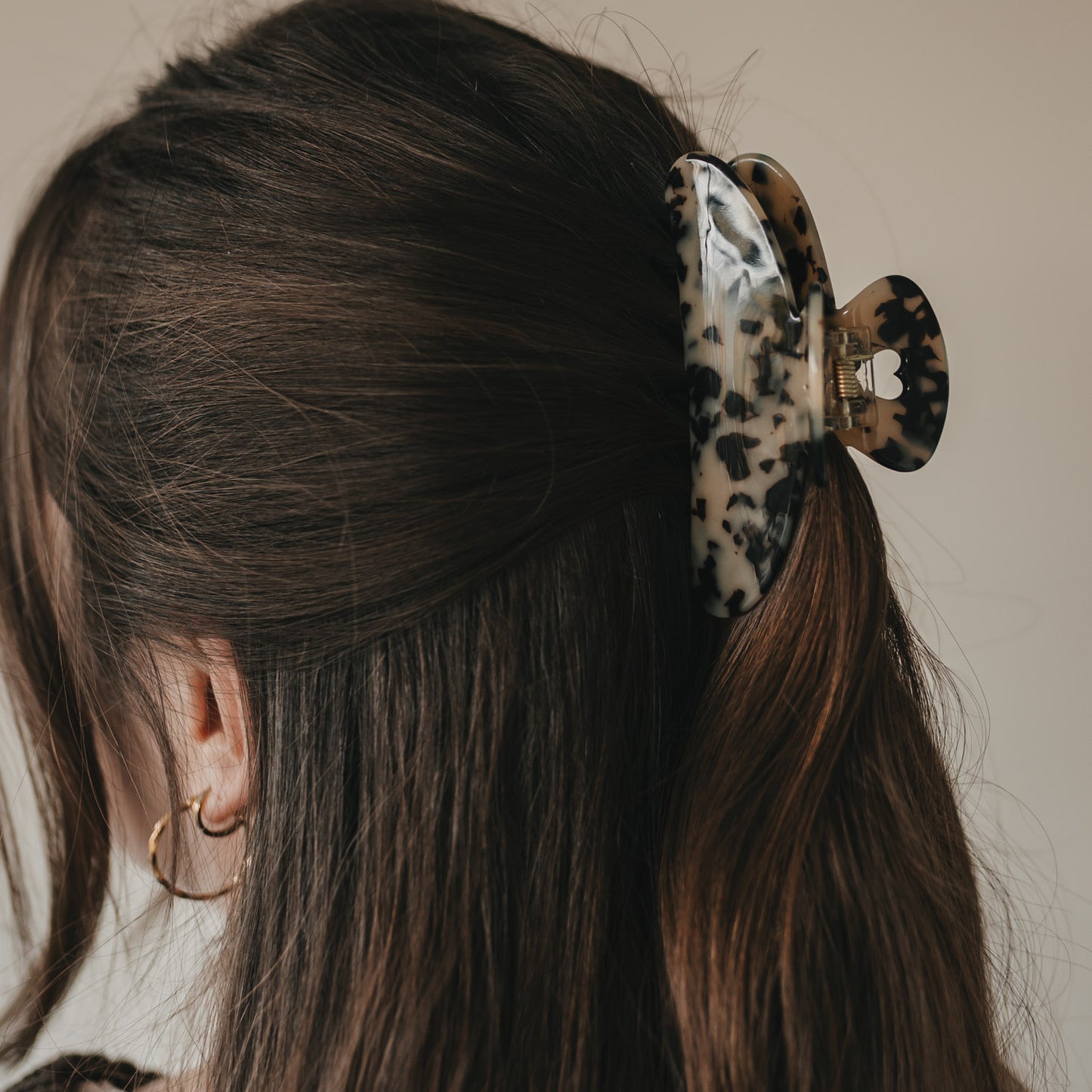 Detailaufnahme der Haarspange Maxi Herz Leo im Haar, mit ausgestanztem Herz.