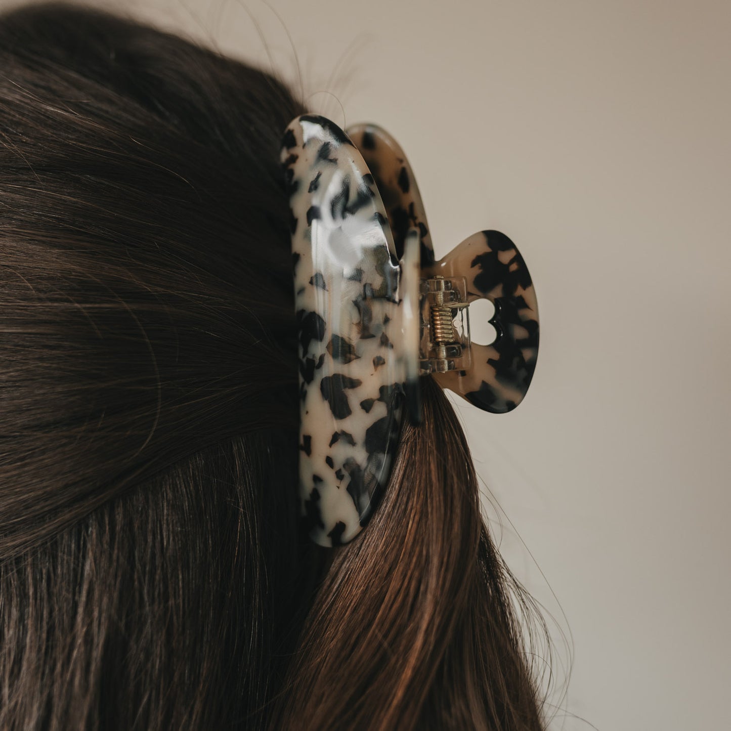 Nahaufnahme der Haarspange Maxi Herz Leo im Haar, marmoriertes Muster und Herzform.