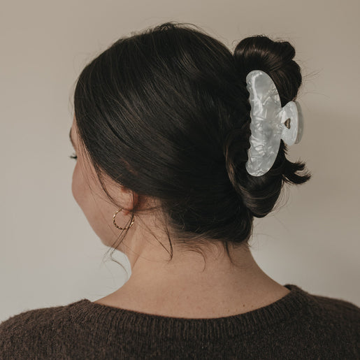 Hochsteckfrisur mit perlmuttfarbener Haarspange Maxi Herz Pearl.