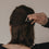 Hand befestigt kleine eckige Haarspange in Leo-Optik im Haar