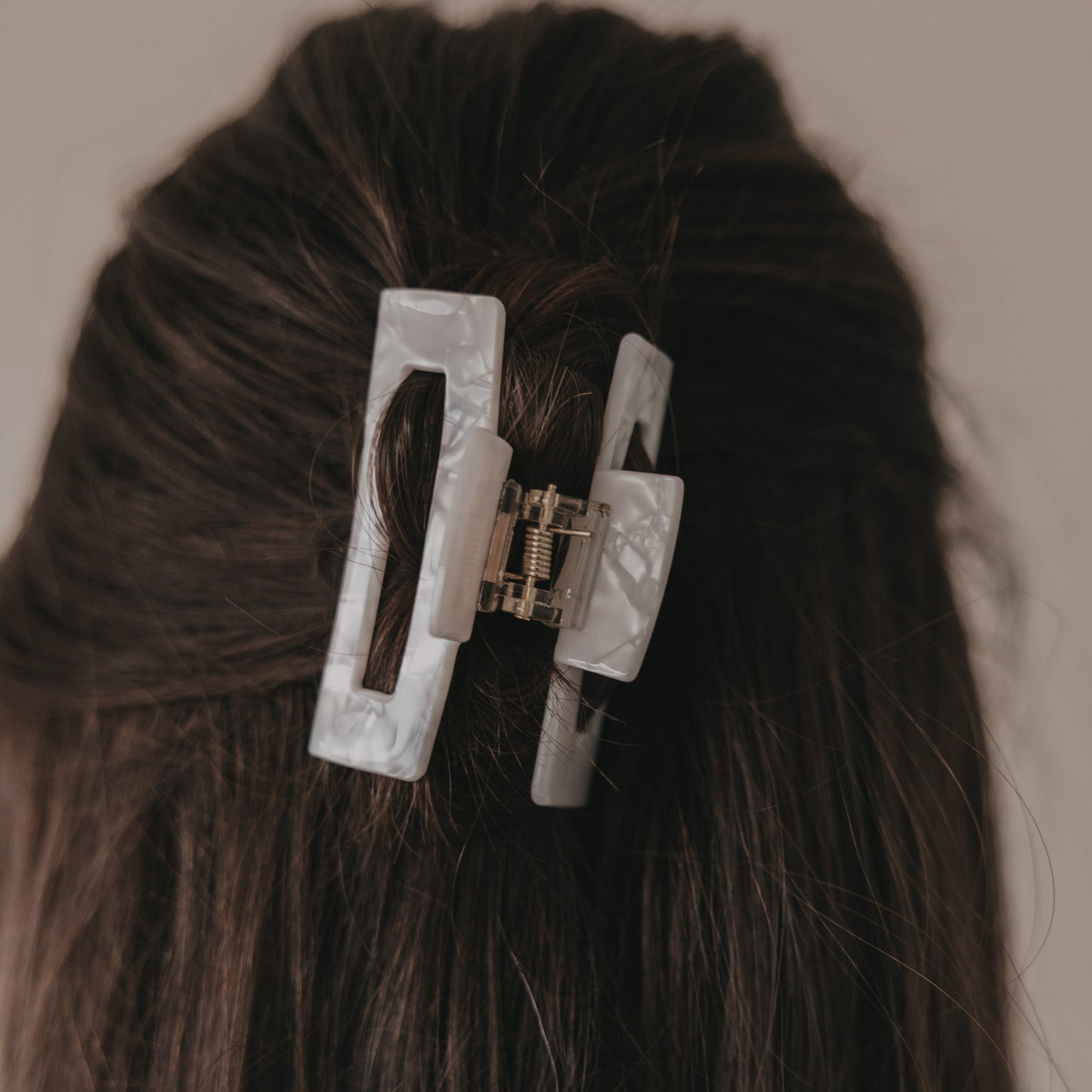 Große eckige Haarspange in Perlmutt-Optik von hinten im Haar