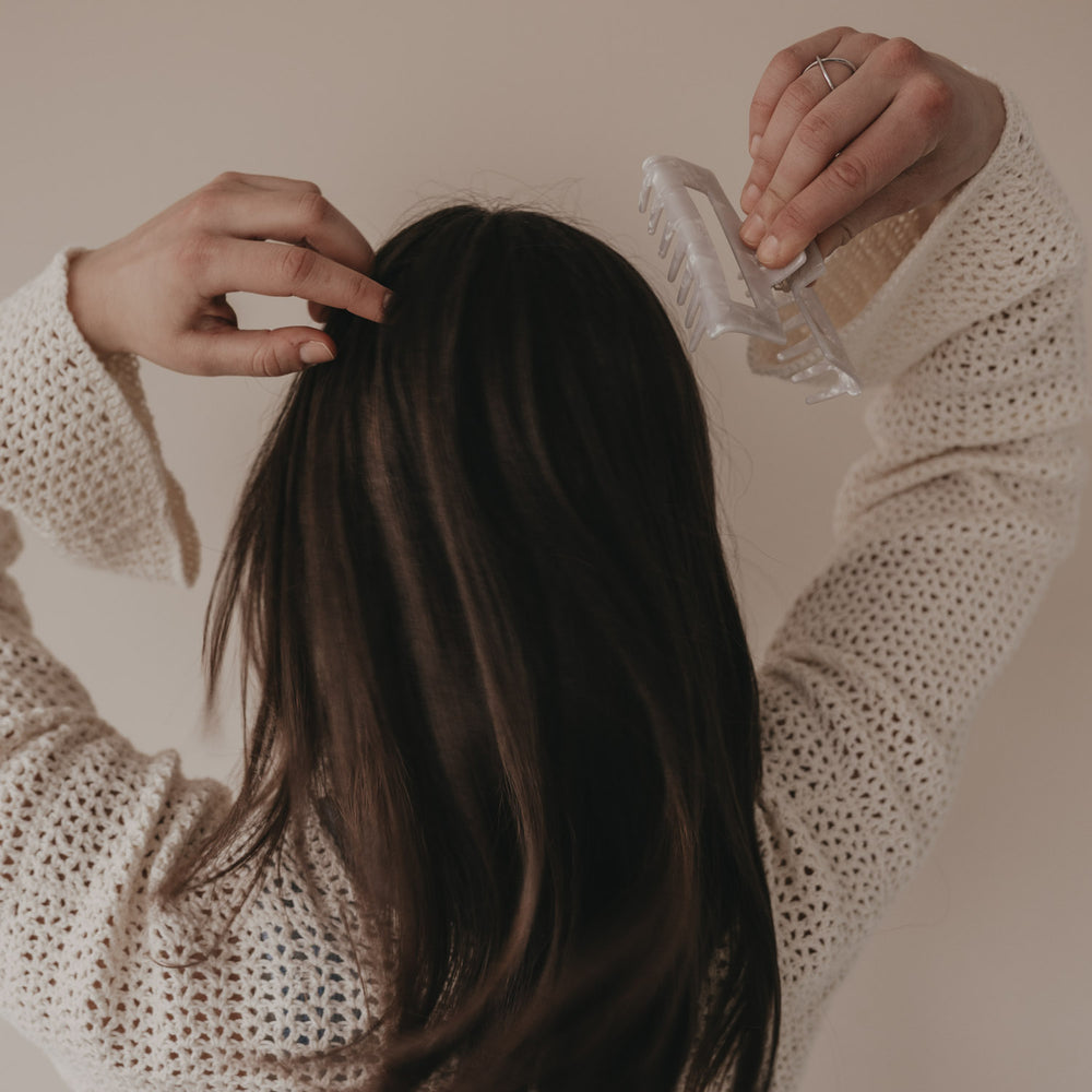 Maxi Haarspange eckig in Perlmutt-Optik wird ins Haar eingesetzt