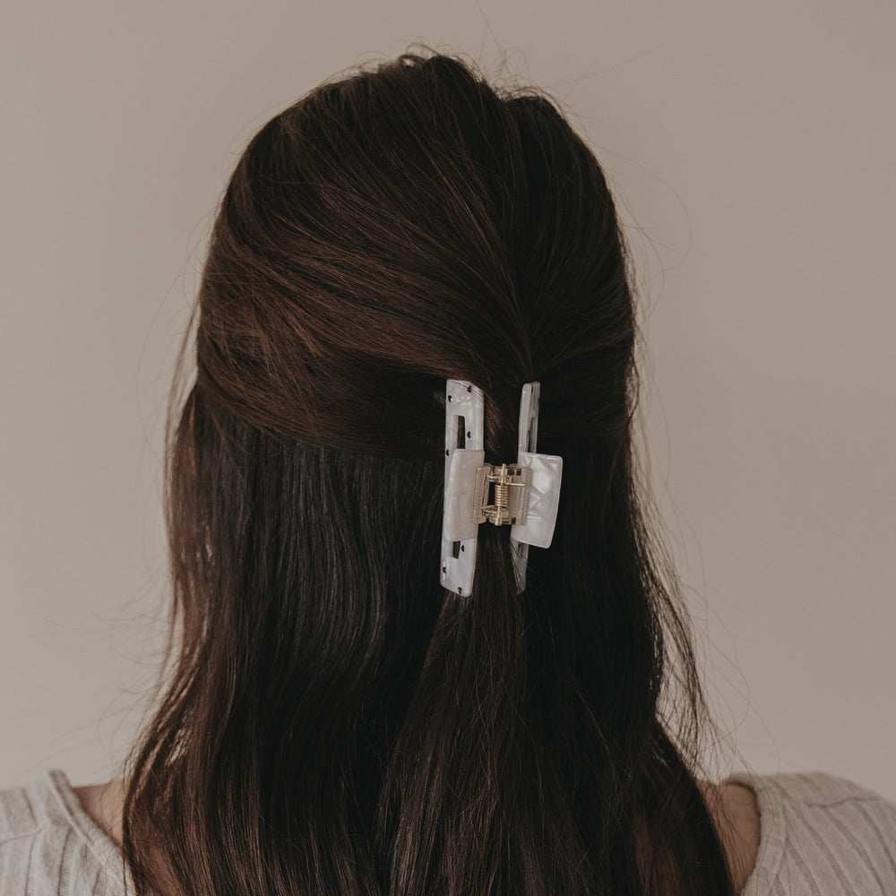 Rückansicht große Haarspange eckig mit schwarzen Herzen im braunen Haar