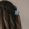 Haarspange in Blumenform mint hält halboffenes Haar von hinten