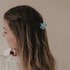Haarspange Blume mint im Haar von hinten mittig getragen