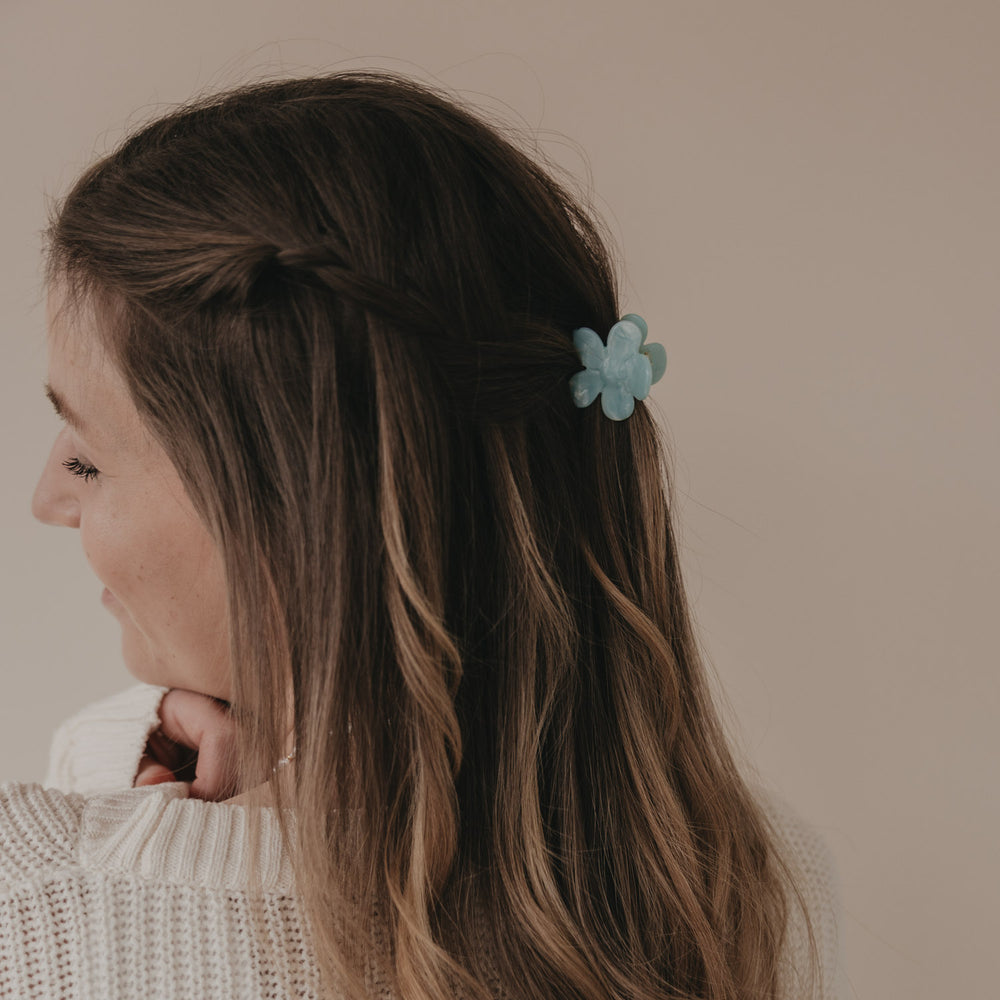 Haarspange Blume mint im Haar von hinten mittig getragen