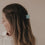 Haarspange Blume mint im Haar von hinten mittig getragen