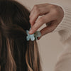 Haarspange Blume mint seitlich im halboffenen Haar