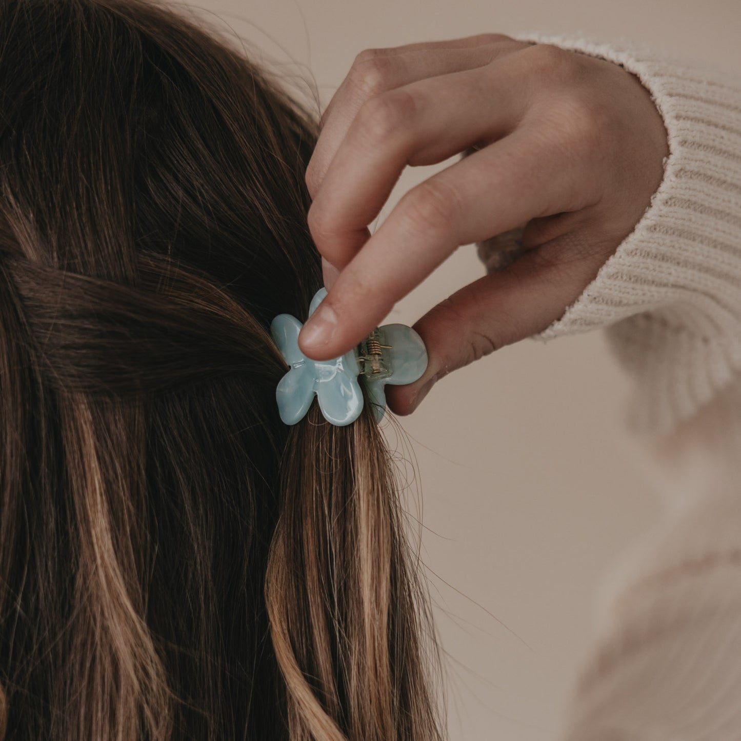 Haarspange Blume mint seitlich im halboffenen Haar