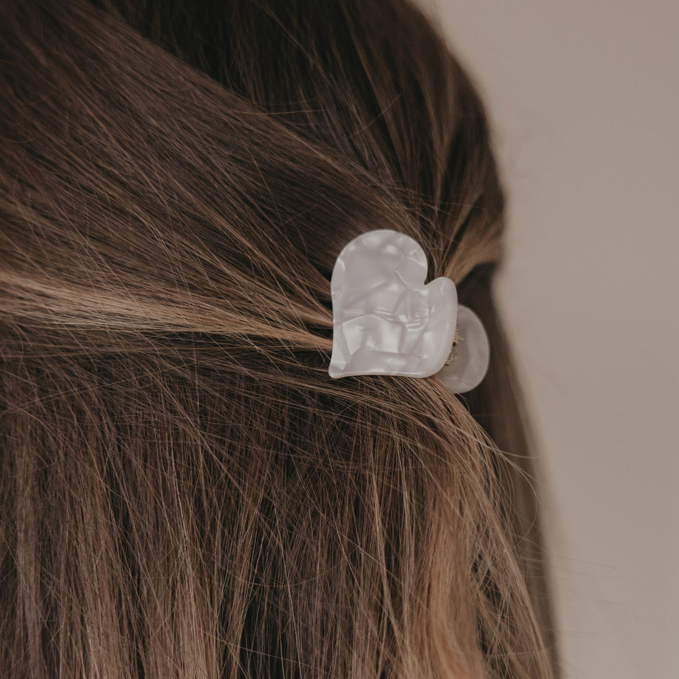 Große Haarspange in Herzform Pearl im halboffenen braunen Haar