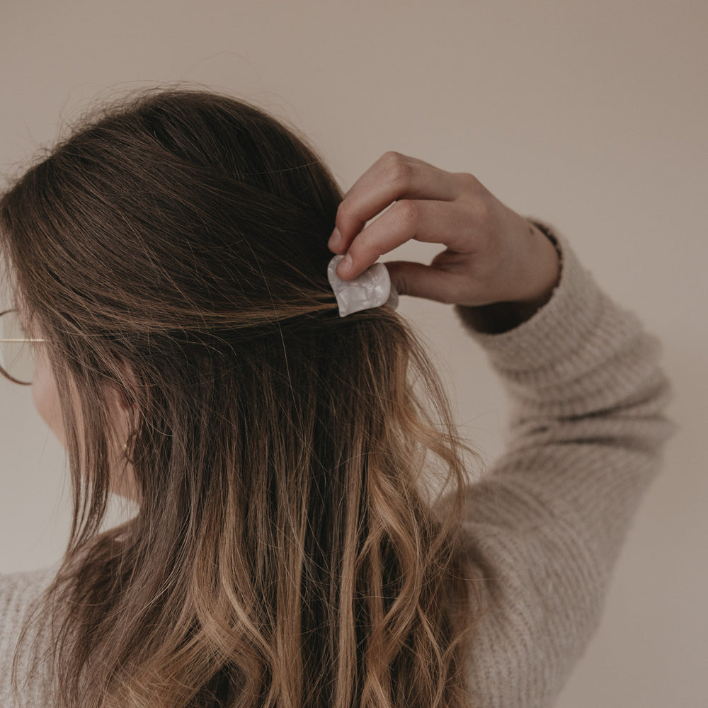 Seitliche Ansicht große Haarspange Herzform Pearl beim Stylen der Haare