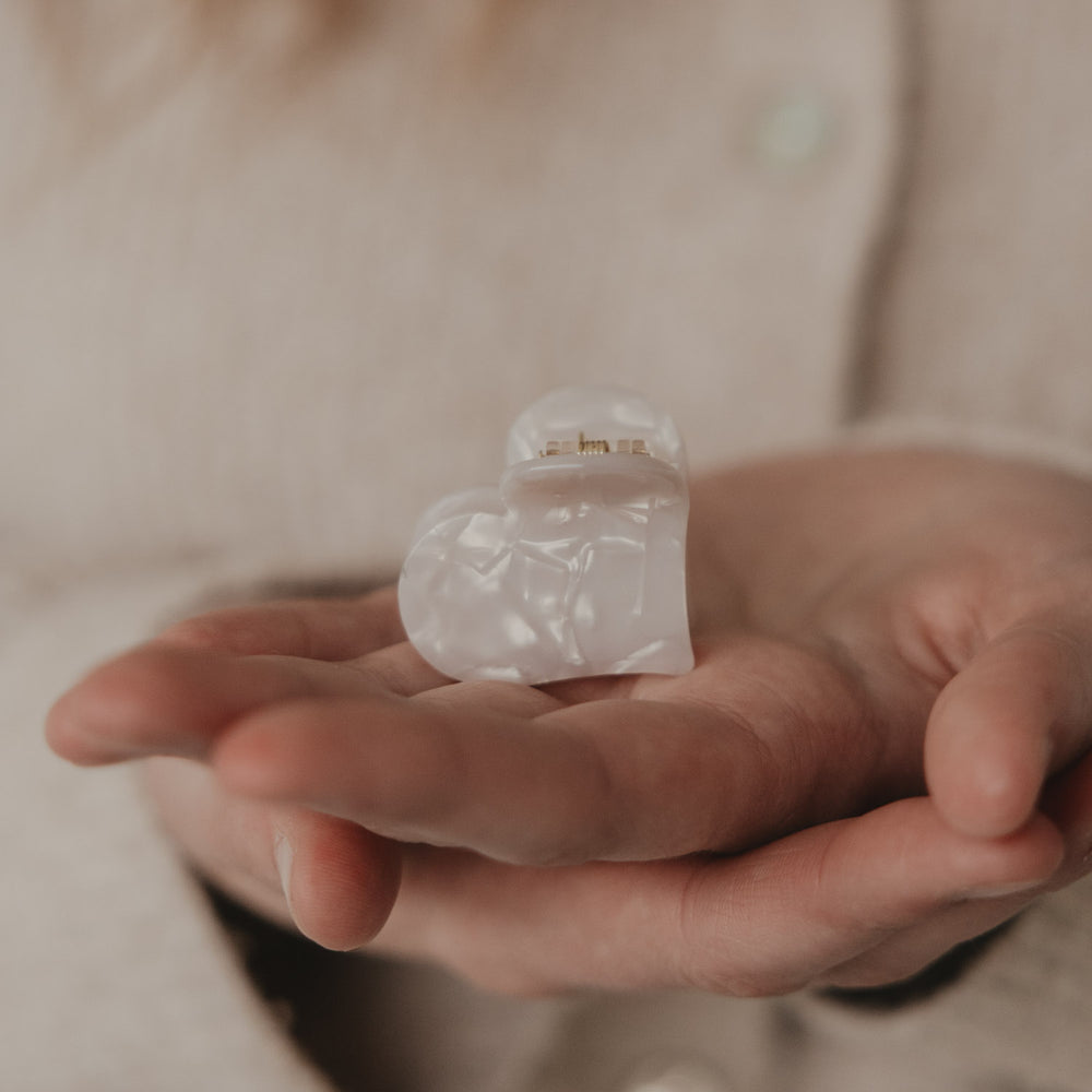 Große Haarspange Herzform Pearl liegt in der Hand