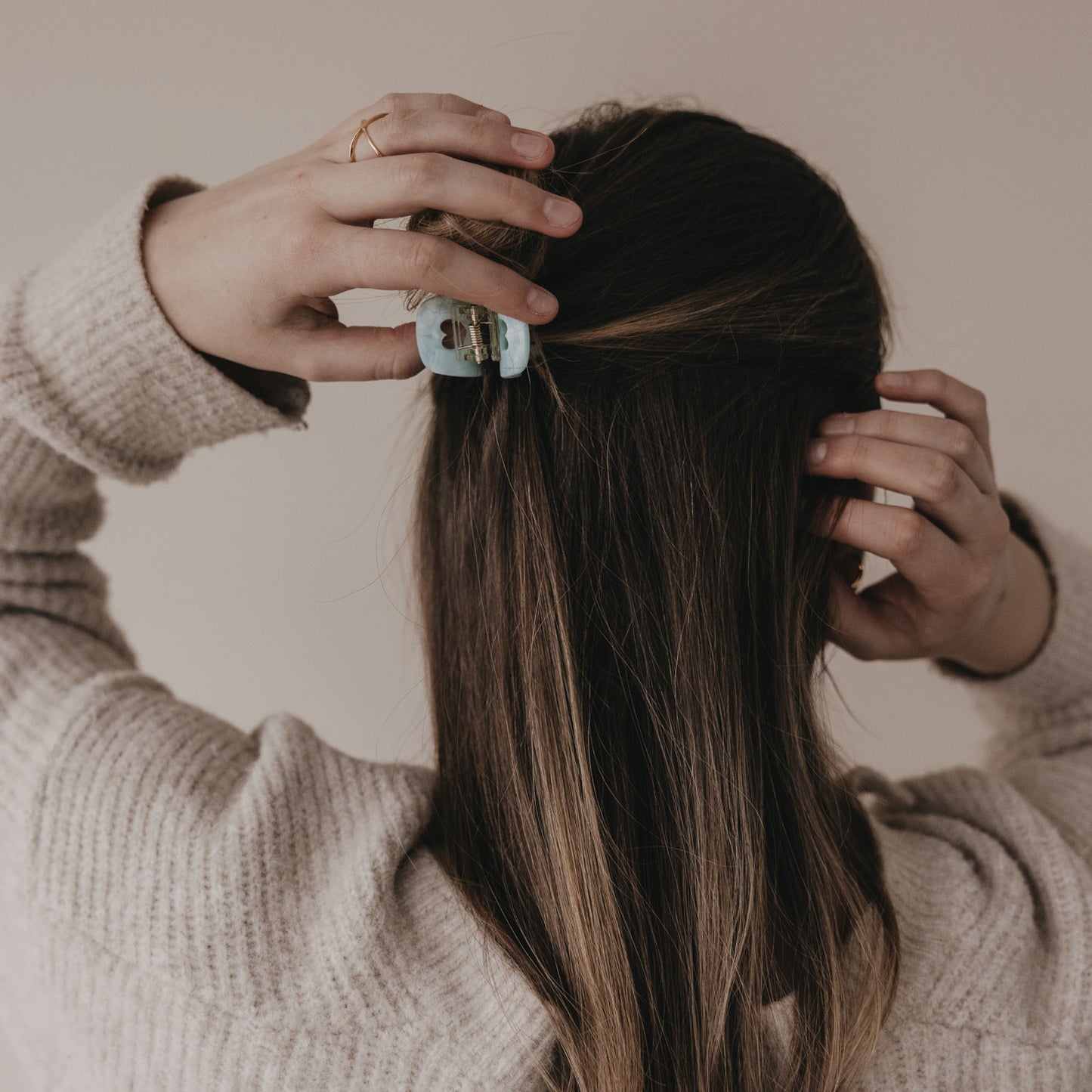 Kleine Haarspange Mint mit Herzdetail wird ins Haar eingesetzt