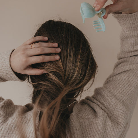 Seitliche Ansicht große Haarspange Mint mit Herzdetail im Haar