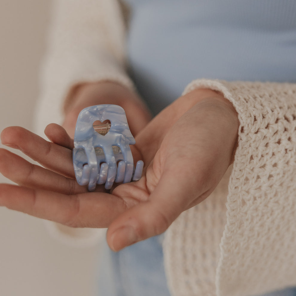 Kleine Haarspange Blau mit Herzdetail als Produkt in der Hand