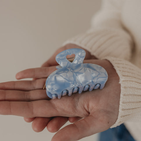 Große Haarspange Blau mit Herzdetail als Produkt in der Hand