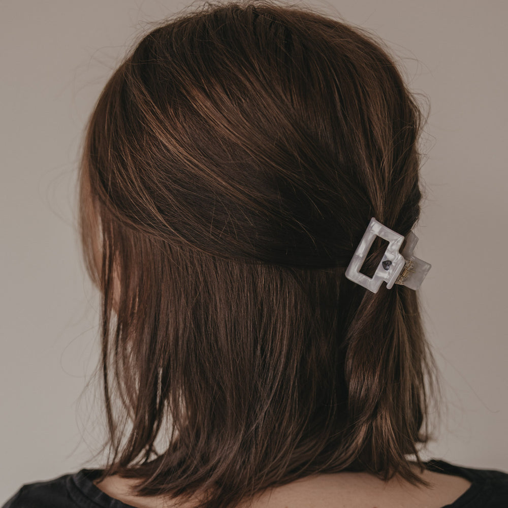 Rückansicht kleine Haarspange eckig mit schwarzem Herz im braunen Haar