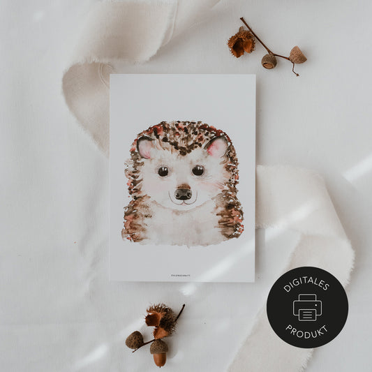 Igelposter mit Walddeko zum Downloaden inszeniert auf Leinentuch – gekennzeichnet als digitales Produkt von Eulenschnitt.