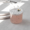Glas mit schwarzen Punkten und rosa Getränk mit Schaum, stilvolles Trinkglas modern und minimalistisch