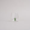 Trinkglas mit integrierter grüner Tannenfigur im Glasboden, modernes Design