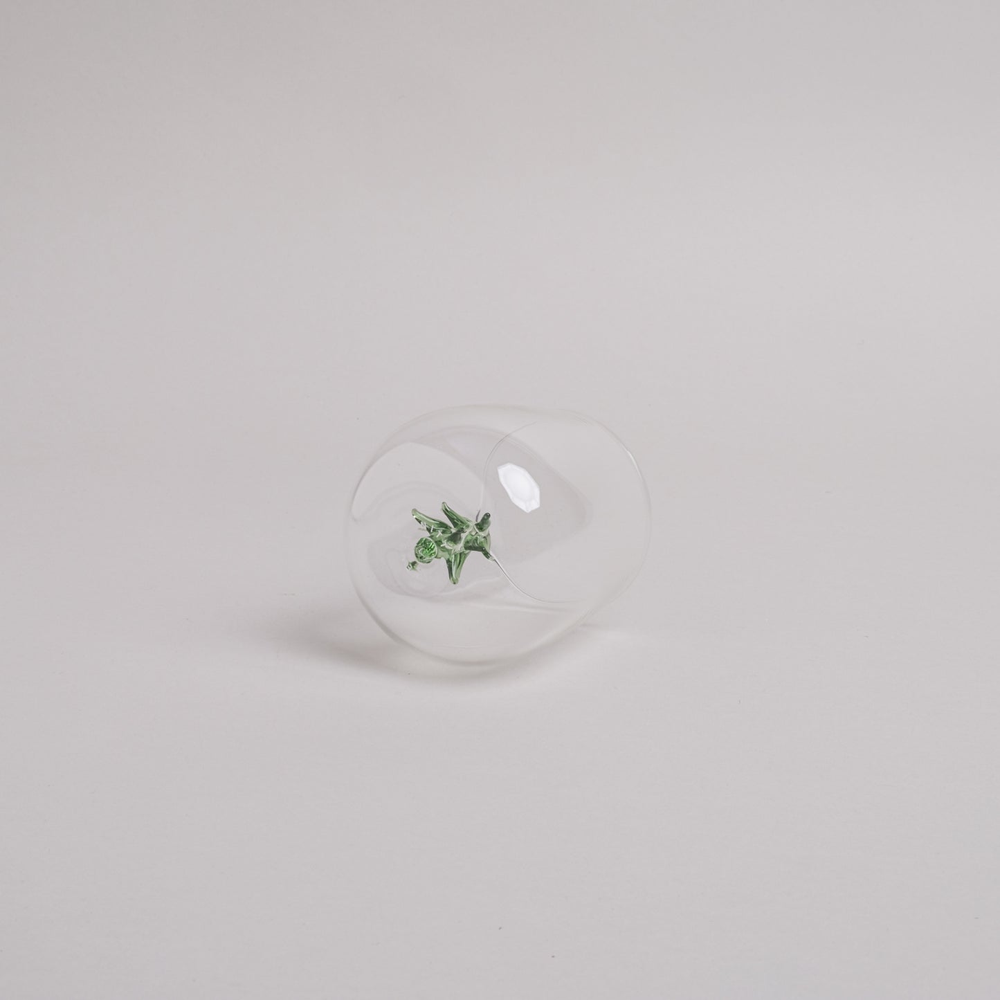 Trinkglas Tannenfigur mit grüner Tannenbaumform im Inneren, klares Glas, rundes Design