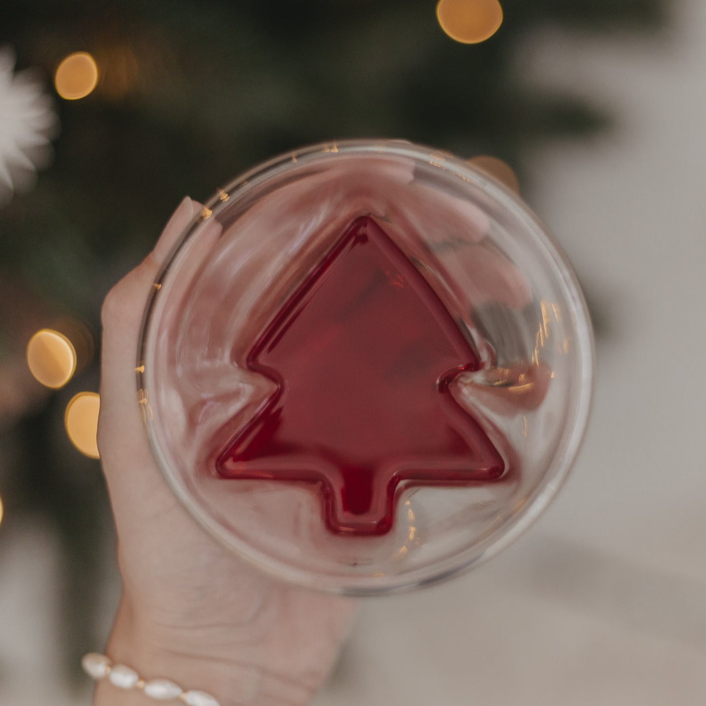 Top-View des doppelwandigen Tannenglases mit rotem Getränk und klarer Baumform innen.