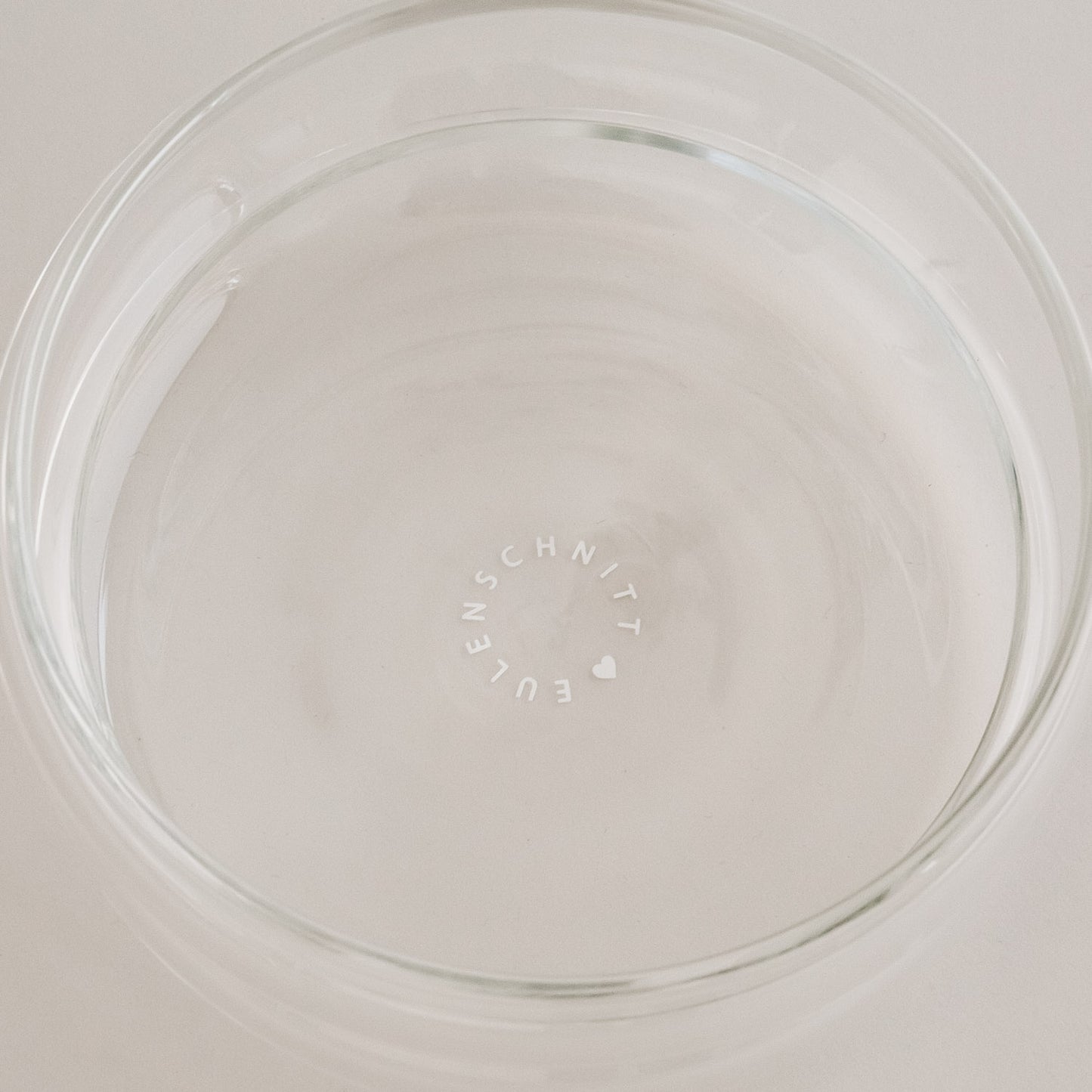 Nahaufnahme Innenseite – Glas-Bubbles-Schale klein mit Eulenschnitt-Logo am Boden, hochwertiges, klares Glasdesign.