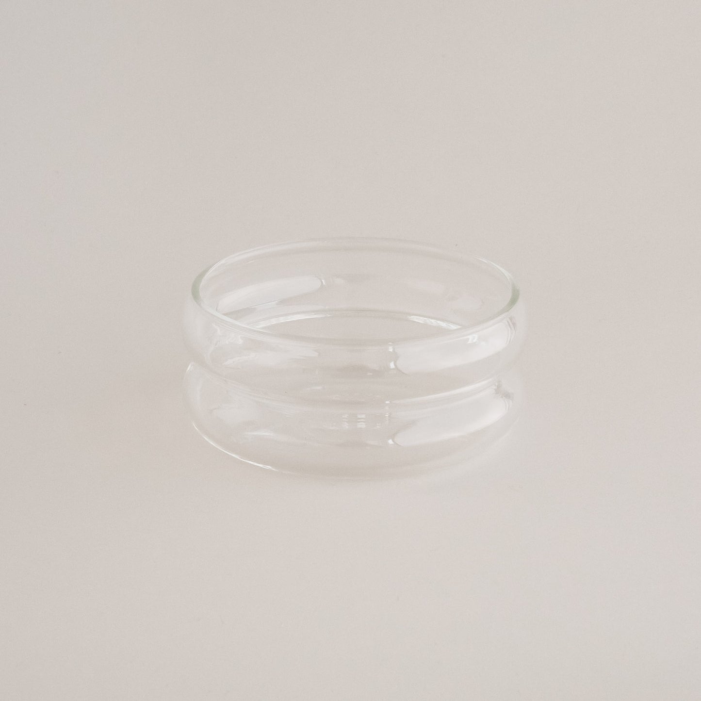 Gesamtansicht – Kleine Bubbles-Schale aus Glas, minimalistisches und vielseitiges Geschirrstück für Küche und Tisch.