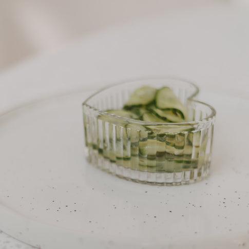 Herzschale mit Gurkensalat, stilvoll serviert als Beilage oder kleine Vorspeise.