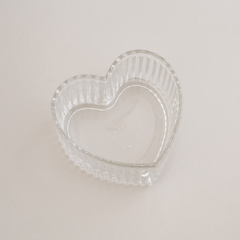 Klare Herzschale aus Glas mit feiner Riffelung – vielseitig für Snacks, Desserts oder Schmuck nutzbar.