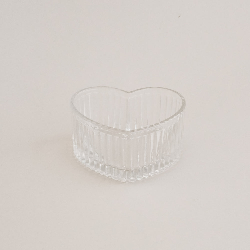 Herzförmige Glasschale mit geriffeltem Design, dekorativ und praktisch für jeden Anlass.