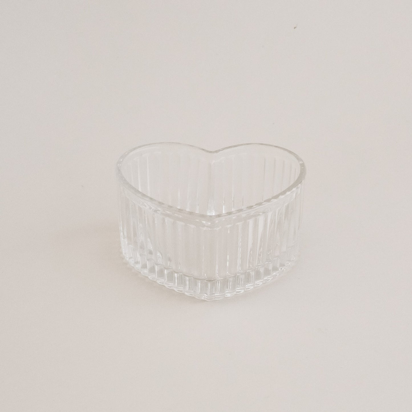 Herzförmige Glasschale mit geriffeltem Design, dekorativ und praktisch für jeden Anlass.