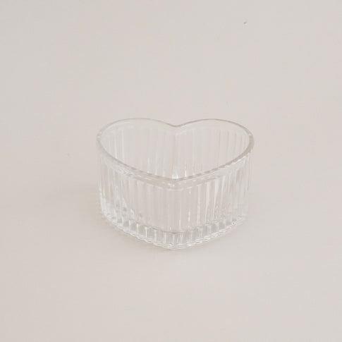 Herzförmige Glasschale mit geriffeltem Design, dekorativ und praktisch für jeden Anlass.