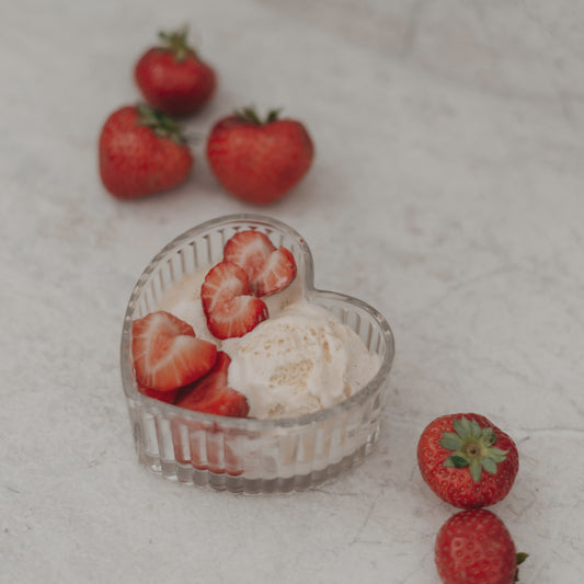 Herzschale gefüllt mit Erdbeeren und Eiscreme, perfekt für liebevolle Dessertpräsentationen.