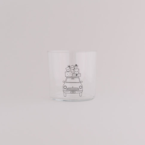 Klarglas mit Weihnachtsauto-Design und Geschenken auf dem Dach – festliche Tischdekoration.