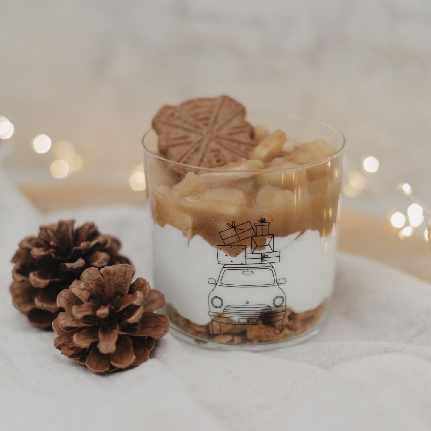 Dessertglas mit Auto-Print und Spekulatius-Keks, dekoriert mit Zapfen – perfekte Weihnachtstafel.