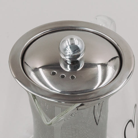 Nahaufnahme des Deckels und integrierten Teesieböffnungen der Teekanne Herz