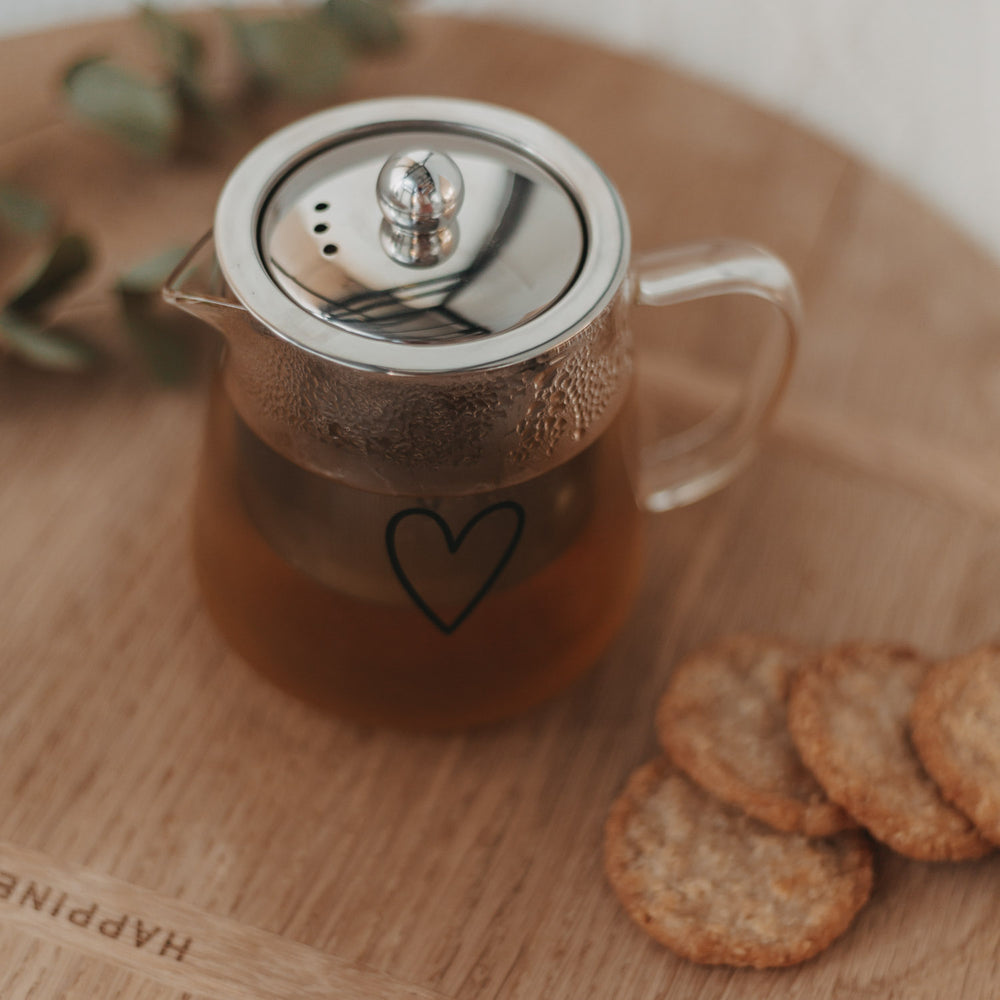 Obenansicht der gefüllten Teekanne Herz mit glänzendem Deckel und stilvollem Herzdesign aus Glas